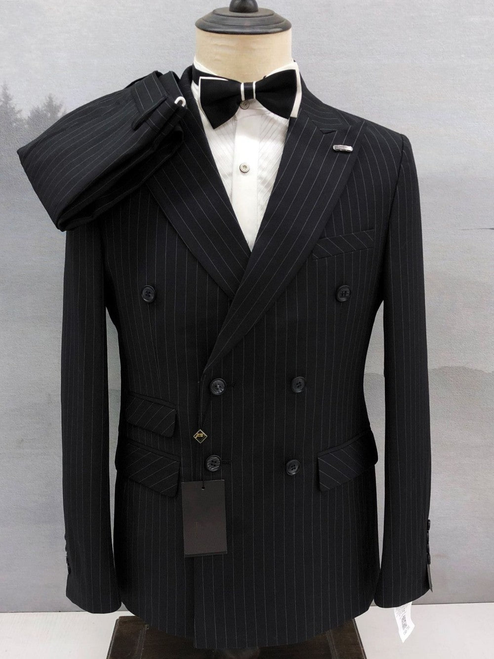 Men’s Double-Breasted Pinstripe 2 Piece Suit