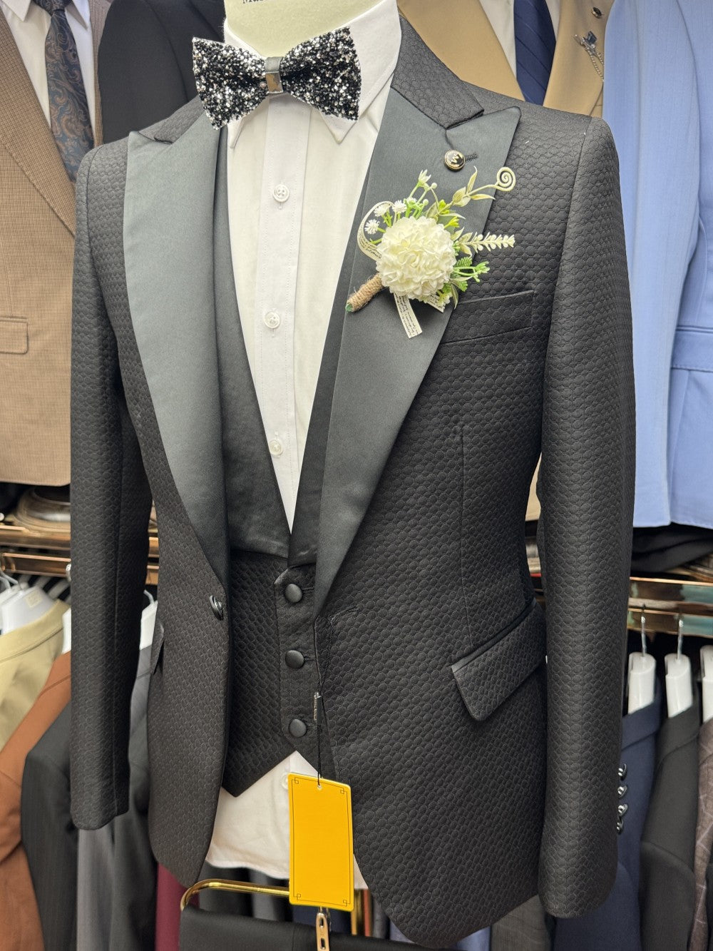 Men's Black Peak Lapel Textured 3 Piece Tuxedo Suit
